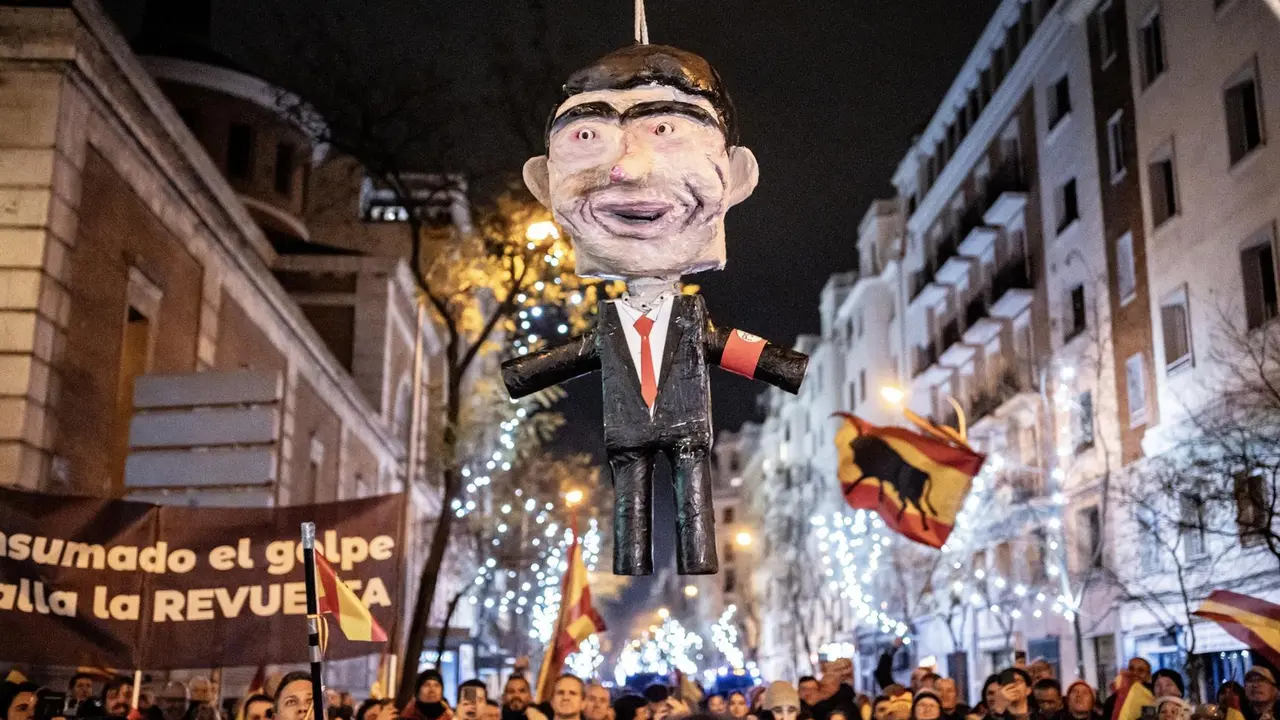 Decenas de personas celebran la entrada del a&ntilde;o nuevo en la calle Ferraz, a 1 de enero de 2024, en Madrid (Espa&ntilde;a). Revuelta, la organizaci&oacute;n juvenil de la &oacute;rbita de Vox convocante de las concentraciones en Ferraz, ha llamado a tomar las uvas esta Nochevieja frente a la sede federal del PSOE, siguiendo la estela de las manifestaciones contra la amnist&iacute;a que se suceden all&iacute; desde hace semanas.,Image: 833493668, License: Rights-managed, Restrictions: , Model Release: no, Credit line: Diego Radam&eacute;s / Europa Press / ContactoPhoto
