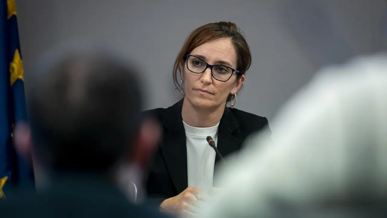 La ministra de Sanidad, M&oacute;nica Garc&iacute;a, ofrece una rueda de prensa tras la reuni&oacute;n con el Consejo Interterritorial del Sistema Nacional de Salud (CISNS), en la sede del Ministerio, a 21 de diciembre de 2023, en Madrid (Espa&ntilde;a). El CISNS ha presentado hoy el proyecto de Real Decreto por el que se establece el t&iacute;tulo de M&eacute;dica o M&eacute;dico Especialista en Urgencias y Emergencias. Adem&aacute;s, se ha sometido a aprobaci&oacute;n el Protocolo Com&uacute;n del Sistema Nacional de Salud para actuaci&oacute;n sanitaria frente a la violencia sexual y se ha presentado el Informe sobre la Evaluaci&oacute;n del desempe&ntilde;o del Sistema Nacional de Salud espa&ntilde;ol frente a la pandemia de la covid-19.
21 DICIEMBRE 2023;SANIDAD;UGENCIAS;M&Eacute;DICA;M&Eacute;DICO;URGENCIAS;
A. P&eacute;rez Meca / Europa Press
21/12/2023