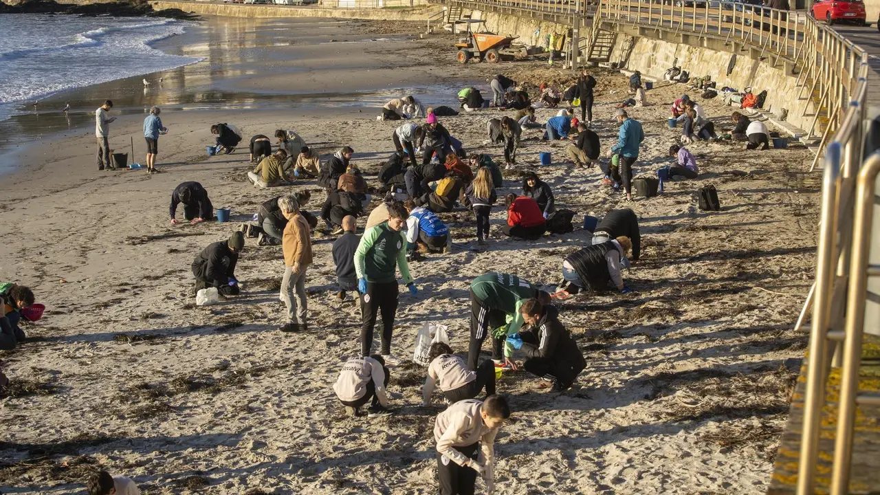 Varios voluntarios recogen pellets en la playa de Panx&oacute;n, a 11 de enero de 2024, en Pontevedra, Galicia (Espa&ntilde;a). La Xunta de Galicia ha publicado una serie de protocolos de actuaci&oacute;n para la recogida de los pellets de la costa gallega, tanto para los equipos contratados como para los voluntarios, adem&aacute;s del documento de solicitud de apoyo a los trabajos de retirada que pueden hacer los municipios.
11 ENERO 2024;PELLETS;GALICIA;XUNTA;MICROPL&Aacute;STICOS
Javier V&aacute;zquez / Europa Press
11/1/2024