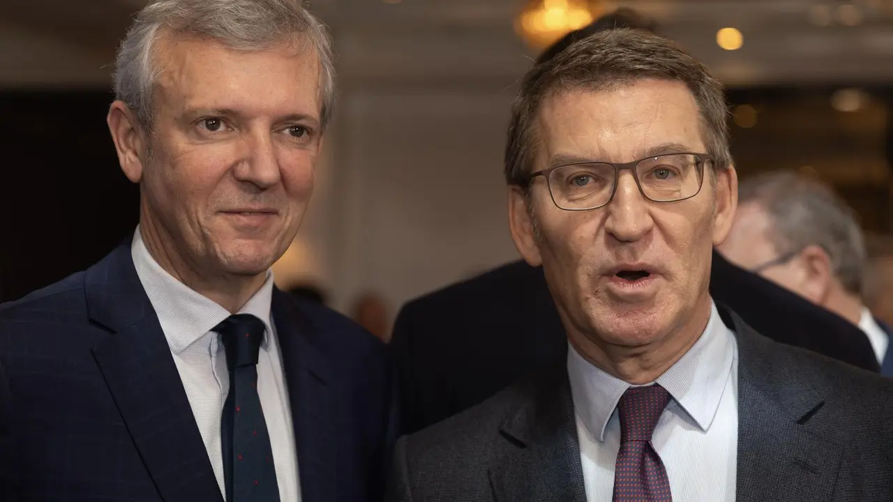 El candidato del PP a las elecciones gallegas, Alfonso Rueda (i) y el l&iacute;der del PP, Alberto N&uacute;&ntilde;ez Feij&oacute;o (d), a su llegada a un Desayuno Informativo de Europa Press, en el Hotel Rosewood Villa Magna, a 8 de enero de 2024, en Madrid (Espa&ntilde;a). Alfonso Rueda fue ayer, 7 de enero, proclamado oficialmente como candidato del PP a las elecciones gallegas del pr&oacute;ximo 18 de febrero.,Image: 835168258, License: Rights-managed, Restrictions: , Model Release: no, Pictured: ALFONSO RUEDA,ALBERTO N&Uacute;&Ntilde;EZ FEIJ&Oacute;O, Credit line: Eduardo Parra / Europa Press / ContactoPhoto