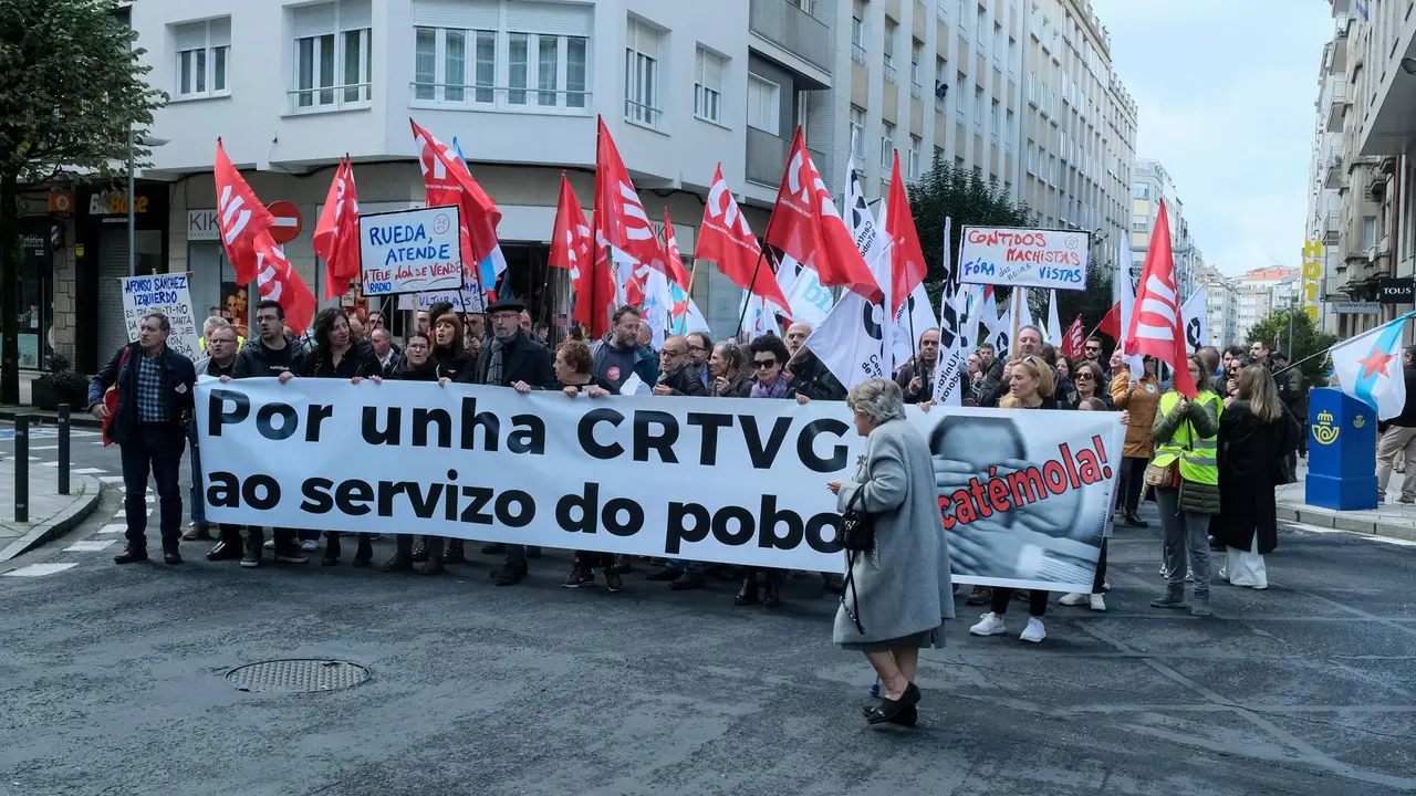 Miembros del comit&eacute; intercentros de la Corporaci&oacute;n de Radio e Televisi&oacute;n de Galicia (CRTVG) se manifiestan contra la manipulaci&oacute;n informativa de la Xunta y el Partido Popular, a 6 de noviembre de 2022, en Santiago de Compostela, A Coru&ntilde;a, Galicia (Espa&ntilde;a). El Comit&eacute; Intercentros de la Compa&ntilde;&iacute;a de Radio y Televisi&oacute;n de Galicia (CRTVG) ha denunciado que la direcci&oacute;n de la empresa ha tomado "represalias" contra varios trabajadores por publicitar la manifestaci&oacute;n contra la manipulaci&oacute;n informativa que se celebra hoy. Tambi&eacute;n alertan de que se oculta intencionadamente la actividad de la oposici&oacute;n pol&iacute;tica y de los colectivos cr&iacute;ticos con la acci&oacute;n pol&iacute;tica de la Xunta, como los que defienden la sanidad y la educaci&oacute;n p&uacute;blicas; y se minimiza el impacto de noticias perjudiciales para la imagen  del PP.,Image: 735583271, License: Rights-managed, Restrictions: , Model Release: no, Credit line: C&eacute;sar Arxina / Europa Press / ContactoPhoto