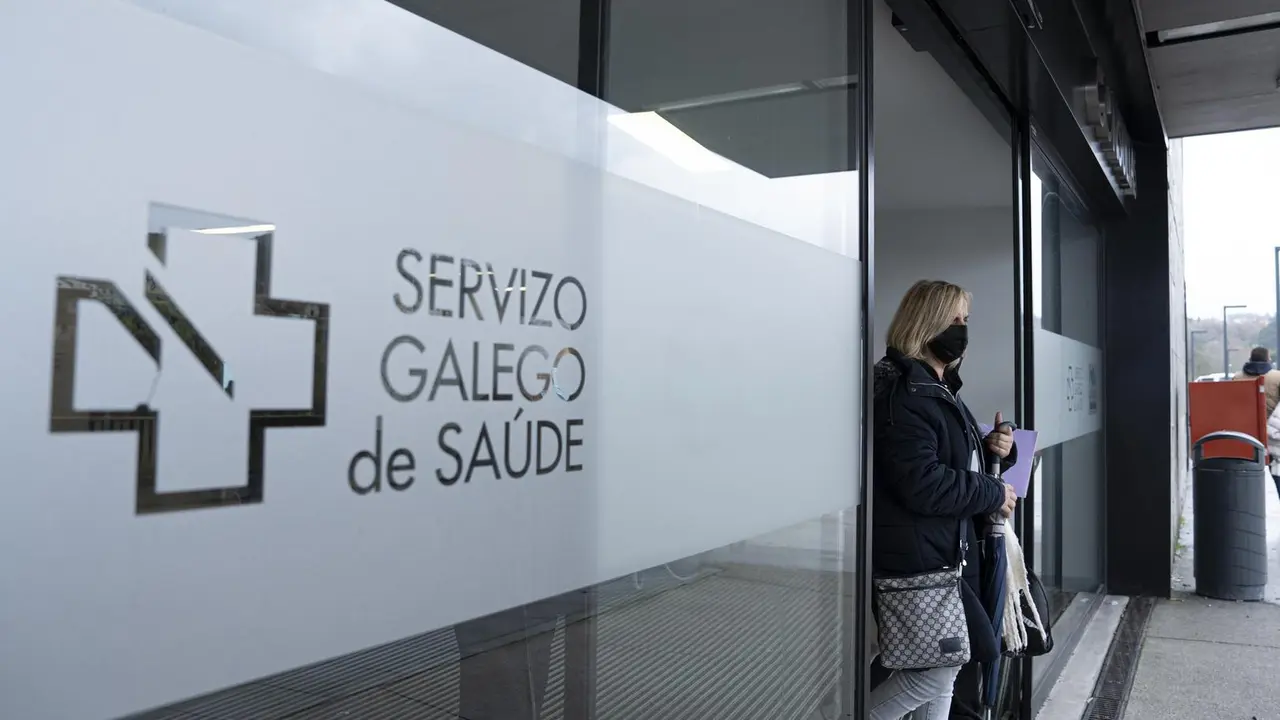 Una mujer sale con mascarilla del Hospital &Aacute;lvaro Cunqueiro de Vigo, a 10 de enero de 2024, en Vigo, Pontevedra, Galicia (Espa&ntilde;a). El ministerio de Sanidad ha implantado a partir de hoy, el uso obligatorio de mascarillas en hospitales y centros sanitarios, una vez que se comunique a las comunidades aut&oacute;nomas. El uso obligatorio de la mascarilla es una orden notificada que no tiene que publicarse en el Bolet&iacute;n Oficial del Estado (BOE).  Sanidad ha tomado esta decisi&oacute;n despu&eacute;s de no haber llegado a un acuerdo con las comunidades aut&oacute;nomas en la reuni&oacute;n del Consejo Interterritorial del Sistema Nacional de Salud (CISNS), que tuvo lugar este pasado lunes, 8 de enero. La mascarilla no es obligatoria en centros sociosanitarios y farmacias.
10 ENERO 2024;MASCARILLAS;SANIDAD;OBLIGATORIO;VIRUS;CENTROS SANITARIOS;HOSPITALES
Adri&aacute;n Irago / Europa Press
10/1/2024