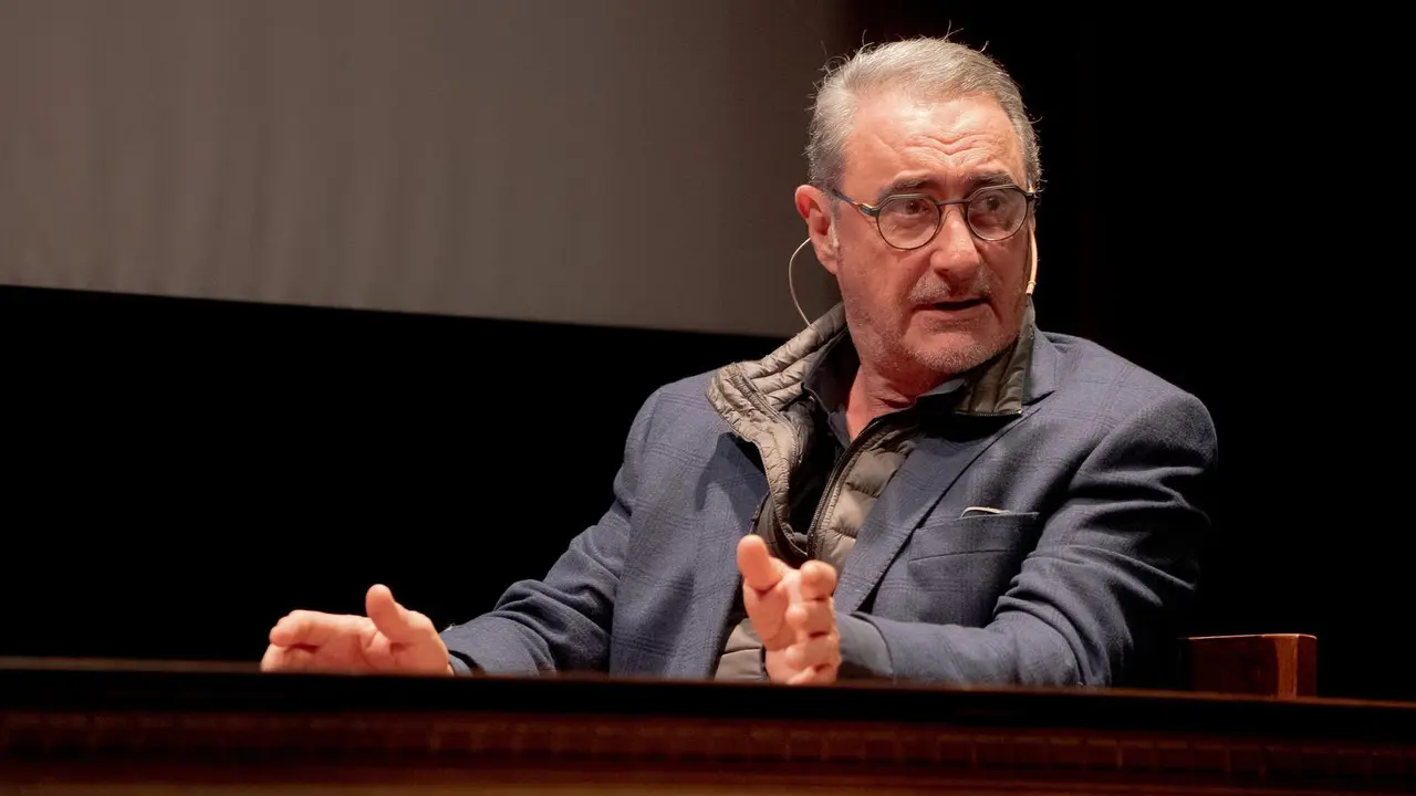 El periodista  Carlos Herrera gesticula mientras la intervenci&oacute;n a 3 de marzo de 2023 en Sevilla, (Andaluc&iacute;a, Espa&ntilde;a). Los consejeros de la Presidencia, Interior, Di&aacute;logo Social y Simplificaci&oacute;n Administrativa, Antonio Sanz, y de Desarrollo Educativo y FP, Patricia del Pozo, asisten a los 'Di&aacute;logos de Cuaresma', tertulia a dos entre los periodistas Carlos Herrera y Carlos Navarro Antol&iacute;n. En la Fundaci&oacute;n Cajasol.
Francisco J. Olmo / Europa Press
(Foto de ARCHIVO)
01/3/2023