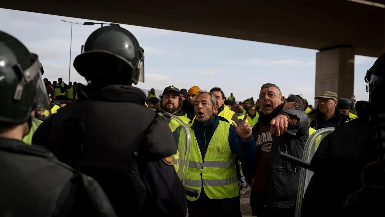Decenas de agricultores cortan la carretera y se enfrentan a los antidisturbios durante la tercera jornada de protestas de los ganaderos y agricultores para pedir mejoras en el sector, en la autov&iacute;a A-3, a 8 de febrero de 2024, en Valencia, Comunidad Valenciana (Espa&ntilde;a). Agricultores y ganaderos de toda Espa&ntilde;a han sacado sus tractores a las carreteras por tercera jornada consecutiva para pedir mejoras en el sector, entre ellas exigir ayudas para afrontar las sequ&iacute;as que sufre el campo. Adem&aacute;s, protestan contra las pol&iacute;ticas europeas y su falta de rentabilidad.
08 FEBRERO 2024;TRACTORES;PROTESTA;AGRICULTORES
Adri Salido / Europa Press
08/2/2024