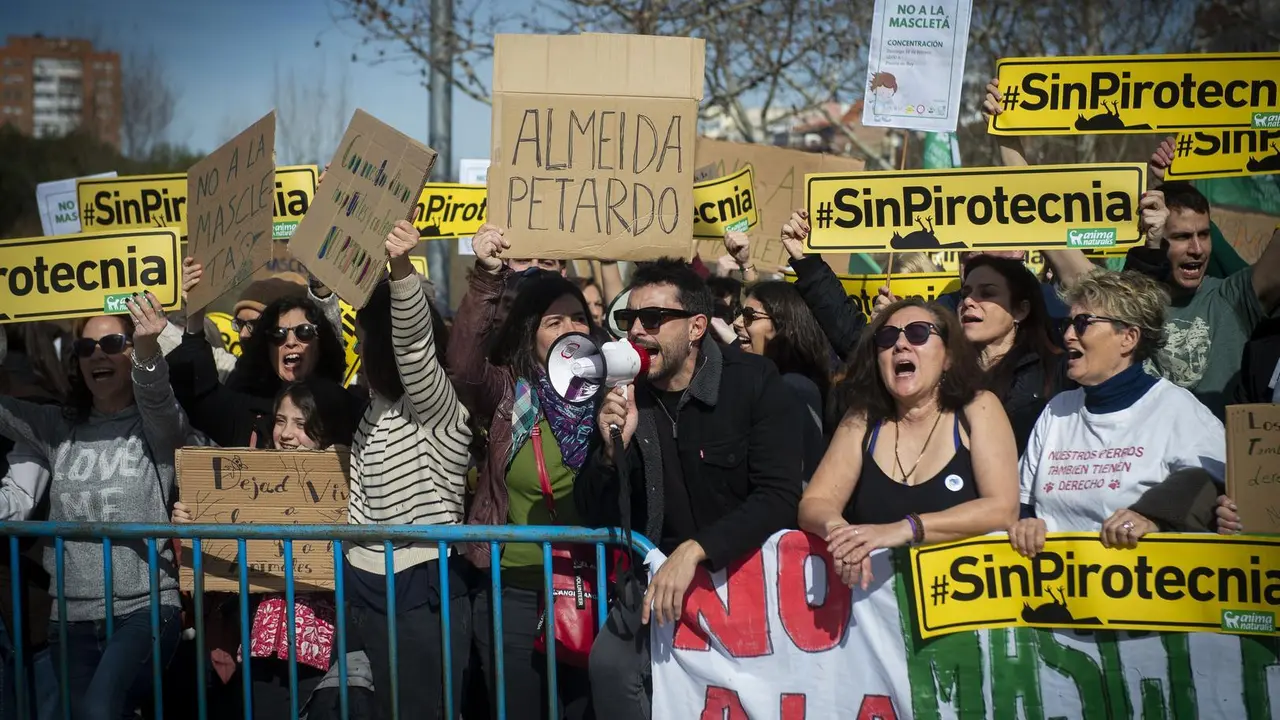 Varias personas protestan durante una manifestaci&oacute;n contra la celebraci&oacute;n de la masclet&agrave; madrile&ntilde;a, en el Puente del Rey de Madrid R&iacute;o, a 18 de febrero de 2024, en Madrid (Espa&ntilde;a). Organizaciones ecologistas, entre ellas PACMA y AnimaNaturalis, han convocado una protesta en las inmediaciones donde se celebra la primera masclet&agrave; de Madrid a cargo de Pirotecnia Valenciana. Estas organizaciones se han manifestado por el da&ntilde;o que podr&iacute;a provocar la p&oacute;lvora a la fauna silvestre del Paseo del Manzanares, en las inmediaciones del lugar donde se lleva a cabo la pirotecnia. El evento consiste en 3.000 denotaciones con 300 kilos de p&oacute;lvora durante siete minutos. La delegaci&oacute;n del Gobierno ha autorizado finalmente la masclet&agrave; a pesar de que protectoras y organizaciones ecologistas presentaran una denuncia en los juzgados para proteger la fauna del lugar de la pirotecnia.
18 FEBRERO 2024;MASCLET&Agrave;;PIROTECNIA;FUEGOS ARTIFICIALES;ECOLOG&Iacute;A;FAUNA
Juan Barbosa / Europa Press
18/2/2024