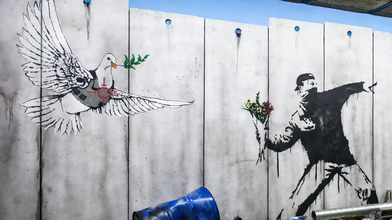 Arte callejero de Banksy en una reconstrucci&oacute;n del Muro de separaci&oacute;n israel&iacute;-palestina en Cisjordania. Cr&eacute;dito: Beata Zawrzel / Zuma Press / ContactoPhoto