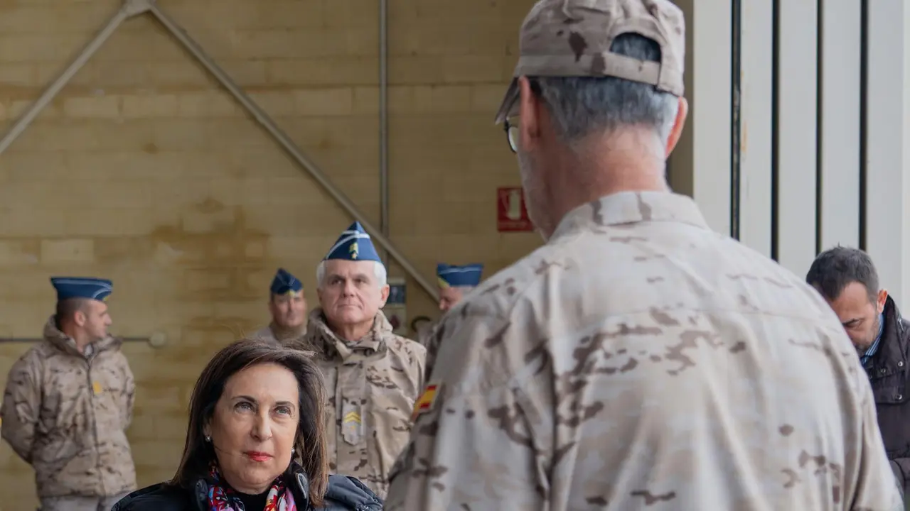 La ministra de Defensa, Margarita Robles conversa con militares de distintas disciplinas durante la visita a la Base A&eacute;rea de Mor&oacute;n, a 8 de marzo de 2024, en Mor&oacute;n, Sevilla (Andaluc&iacute;a, Espa&ntilde;a). La ministra de Defensa, Margarita Robles, visita  a la base a&eacute;rea de Mor&oacute;n, para conocer las instalaciones del Ala 11 y el Segundo Escuadr&oacute;n de Apoyo A&eacute;reo, unidades del Ej&eacute;rcito del Aire y del Espacio ubicadas en la Base.,Image: 854988310, License: Rights-managed, Restrictions: , Model Release: no, Pictured: MARGARITA ROBLES, Credit line: Francisco J. Olmo / Europa Press / ContactoPhoto