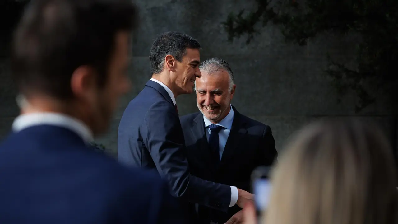 El presidente del Gobierno, Pedro S&aacute;nchez (c), saluda al ministro de Pol&iacute;tica Territorial, &Aacute;ngel V&iacute;ctor Torres (d), a su llegada a la inauguraci&oacute;n de la exposici&oacute;n 'Luis Mart&iacute;n-Santos. Tiempo de libertad', en la Biblioteca Nacional, a 4 de abril de 2024, en Madrid (Espa&ntilde;a). La muestra presenta de manera visual su obra m&aacute;s destacada, &lsquo;Tiempo de silencio&rsquo;, que explora la realidad de Madrid a finales de los a&ntilde;os cincuenta, desde los ambientes burgueses hasta las chabolas, pasando por las tertulias literarias y el laboratorio.,Image: 862425435, License: Rights-managed, Restrictions: , Model Release: no, Pictured: PEDRO S&Aacute;NCHEZ,&Aacute;NGEL V&Iacute;CTOR TORRES, Credit line: Alejandro Mart&iacute;nez V&eacute;lez / Europa Press / ContactoPhoto
