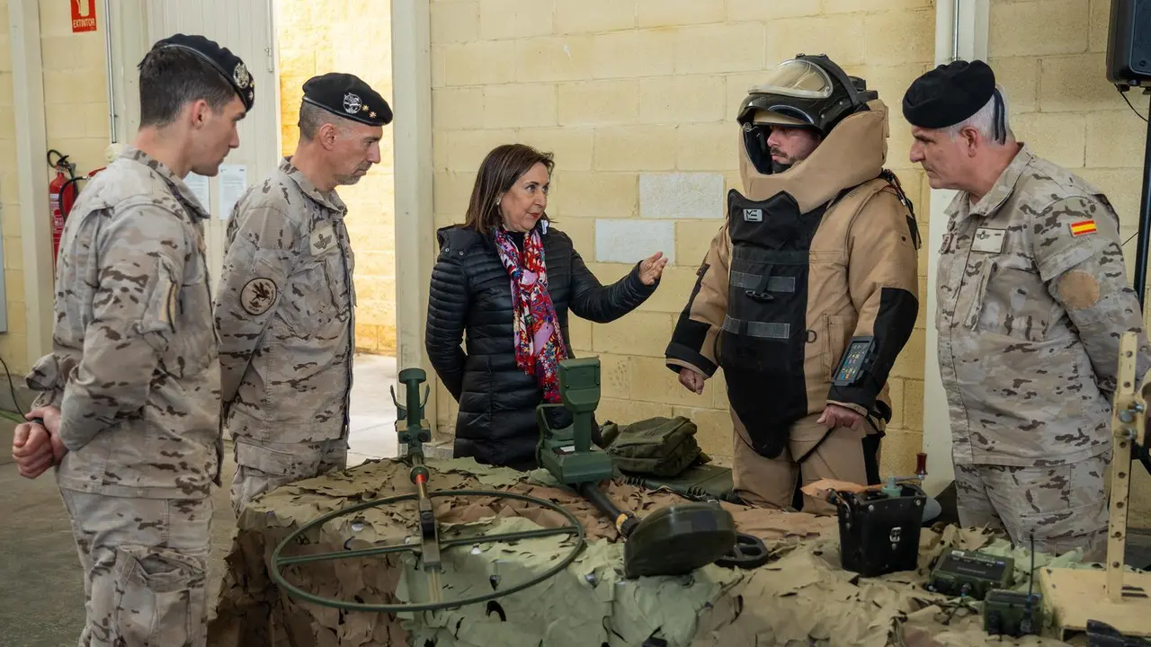 La ministra de Defensa, Margarita Robles observa distintos tipos de armamento durante la visita a la Base A&eacute;rea de Mor&oacute;n, a 8 de marzo de 2024, en Mor&oacute;n, Sevilla (Andaluc&iacute;a, Espa&ntilde;a). La ministra de Defensa, Margarita Robles, visita  a la base a&eacute;rea de Mor&oacute;n, para conocer las instalaciones del Ala 11 y el Segundo Escuadr&oacute;n de Apoyo A&eacute;reo, unidades del Ej&eacute;rcito del Aire y del Espacio ubicadas en la Base.,Image: 854987111, License: Rights-managed, Restrictions: , Model Release: no, Pictured: MARGARITA ROBLES, Credit line: Francisco J. Olmo / Europa Press / ContactoPhoto