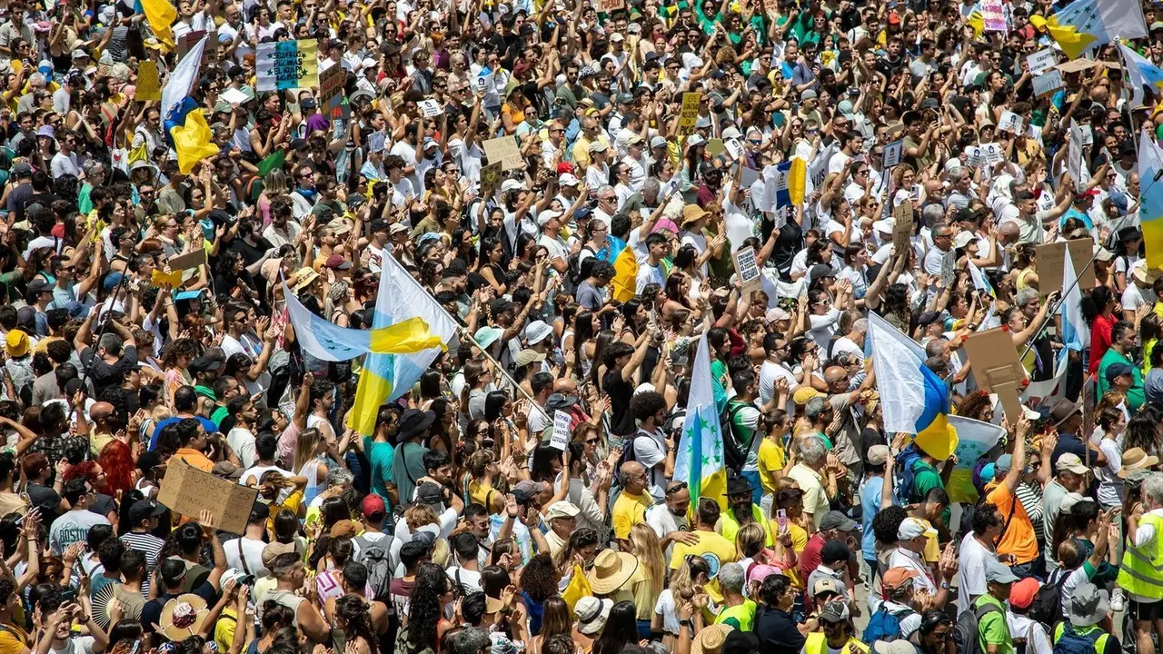 Cientos de personas protestan con carteles durante una manifestaci&oacute;n contra el modelo tur&iacute;stico, a 20 de abril de 2024, en Las Palmas de Gran Canaria, Gran Canaria, Canarias (Espa&ntilde;a). Las ocho islas canarias se unen hoy para protestar contra la masificaci&oacute;n tur&iacute;stica. Esta es la primera manifestaci&oacute;n conjunta de la historia en todo el archipi&eacute;lago, est&aacute; convocada por veinte asociaciones bajo el lema &lsquo;Canarias tiene un l&iacute;mite&rsquo;. Los manifestantes reclaman una ecotasa, una moratoria tur&iacute;stica y una mejor redistribuci&oacute;n de los ingresos. Adem&aacute;s de en Canarias, la organizaci&oacute;n ha convocado protestas en otras ciudades espa&ntilde;olas y europeas como Granada, Barcelona, Madrid, Berl&iacute;n y Londres.
20 ABRIL 2024;MANIFESTACI&Oacute;N;ISLAS;CANARIAS;ARCHIPI&Eacute;LAGO;TURISMO;MODELO;PROTESTA
Europa Press Canarias / Europa Press
20/4/2024
