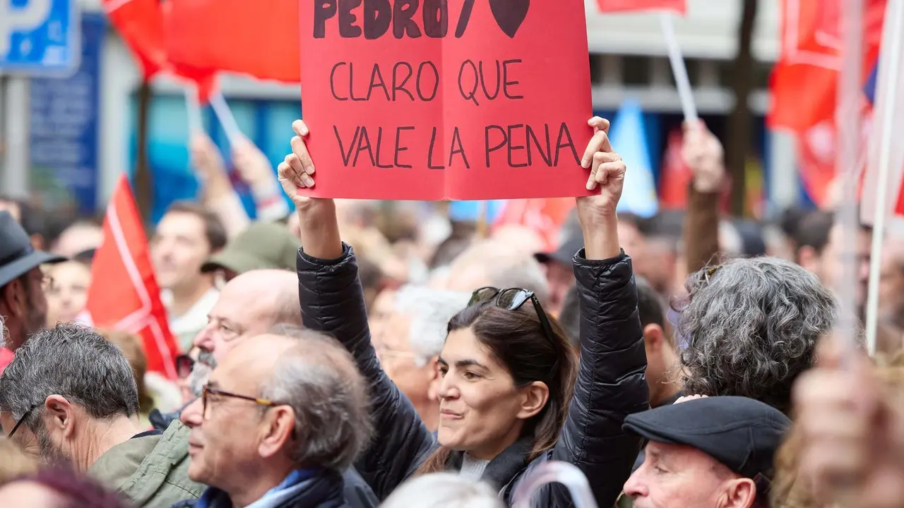 Una mujer sujeta un cartel durante una concentraci&oacute;n en la calle de Ferraz en apoyo al presidente del Gobierno, Pedro S&aacute;nchez, en la sede del PSOE, a 27 de abril de 2024, en Madrid (Espa&ntilde;a). Despu&eacute;s de la carta publicada, el pasado mi&eacute;rcoles 24 de abril, por el presidente del Gobierno donde anunciaba que medita continuar en el Gobierno y cancelaba durante cuatro d&iacute;as su agenda p&uacute;blica, tras la apertura de una investigaci&oacute;n judicial contra su mujer, Bego&ntilde;a G&oacute;mez, se ha convocado una concentraci&oacute;n frente a la sede del PSOE para mostrar su apoyo al presidente. La manifestaci&oacute;n coincide con la reuni&oacute;n del Comit&eacute; Federal del PSOE.
27 ABRIL 2024;FERRAZ;PRESIDENTE;CARTA;CONCENTRACI&Oacute;N;APOYO;IZQUIERDA;BEGO&Ntilde;A;PSOE
Jes&uacute;s Hell&iacute;n / Europa Press
27/4/2024