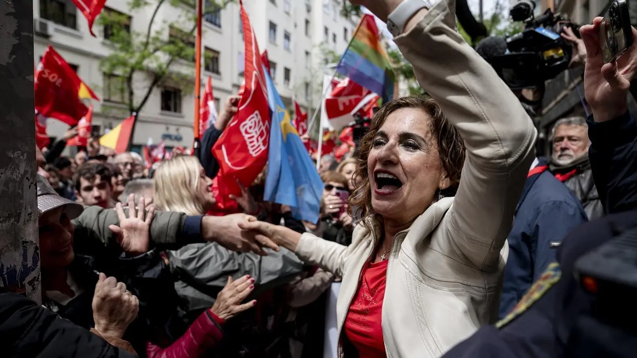 La vicepresidenta primera y ministra de Hacienda, Mar&iacute;a Jes&uacute;s Montero (c), durante una concentraci&oacute;n en la calle de Ferraz en apoyo al presidente del Gobierno, Pedro S&aacute;nchez, en la sede del PSOE, a 27 de abril de 2024, en Madrid (Espa&ntilde;a). Despu&eacute;s de la carta publicada, el pasado mi&eacute;rcoles 24 de abril, por el presidente del Gobierno donde anunciaba que medita continuar en el Gobierno y cancelaba durante cuatro d&iacute;as su agenda p&uacute;blica, tras la apertura de una investigaci&oacute;n judicial contra su mujer, Bego&ntilde;a G&oacute;mez, se ha convocado una concentraci&oacute;n frente a la sede del PSOE para mostrar su apoyo al presidente. La manifestaci&oacute;n coincide con la reuni&oacute;n del Comit&eacute; Federal del PSOE.
27 ABRIL 2024;FERRAZ;PRESIDENTE;CARTA;CONCENTRACI&Oacute;N;APOYO;IZQUIERDA;BEGO&Ntilde;A;PSOE
A. P&eacute;rez Meca / Europa Press
27/4/2024