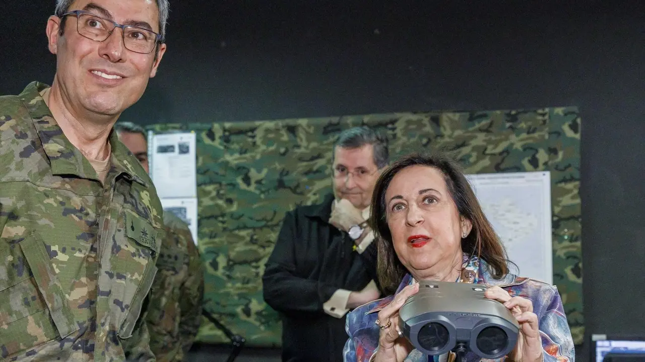 El jefe de Estado Mayor del Ej&eacute;rcito de Tierra (JEME), Amador Ense&ntilde;at y Berea (c), y la ministra de Defensa, Margarita Robles (d), durante su visita a las instalaciones de la Academia de Artiller&iacute;a de Segovia, a 10 de mayo de 2024, en Segovia, Castilla y Le&oacute;n (Espa&ntilde;a). Robles ha viajado hasta Segovia para visitar tambi&eacute;n el Centro Artillero de Simulaci&oacute;n y el Pol&iacute;gono de Bater&iacute;as de la Academia.
10 MAYO 2024;ARTILLER&Iacute;A;DEFENSA;MINISTRA;INSTALACIONES;VISITA
Nacho Valverde / Europa Press
10/5/2024