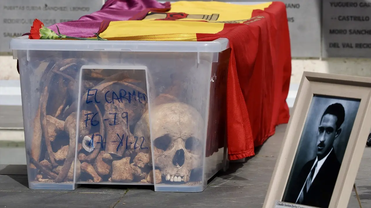 Una caja vestida con una bandera republicana durante el homenaje e inhumaci&oacute;n de v&iacute;ctimas del franquismo, en el cementerio de El Carmen de Valladolid, a 14 de abril de 2024, en Valladolid, Castilla y Le&oacute;n (Espa&ntilde;a). Organizado por la Asociaci&oacute;n para la Recuperaci&oacute;n de la Memoria Hist&oacute;rica de Valladolid, el acto ha realizado una segunda inhumaci&oacute;n en la que reposan los restos de 250 v&iacute;ctimas del franquismo, a los que se han sumado otros 196.
14 ABRIL 2024;VALLADOLID;CASTILLA Y LEON;HOMENAJE;VICTIMAS FRANQUISMO;ANA REDONDO
Photogenic/Claudia Alba / Europa Press
(Foto de ARCHIVO)
14/4/2024