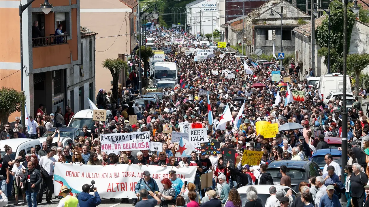 EuropaPress_5987925_cientos_personas_protestan_manifestacion_contra_empresa_celulosa_altri_26