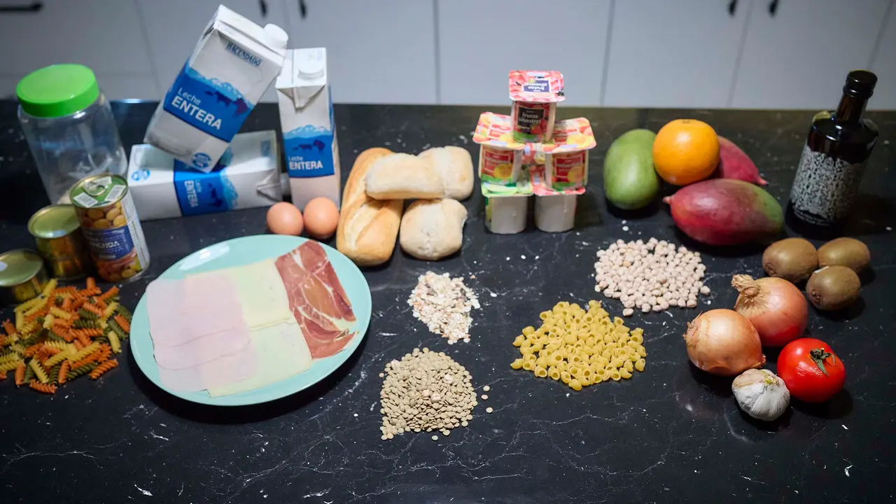 Varios productos, a 20 de julio de 2024, en Madrid (Espa&ntilde;a). La cesta de la compra est&aacute; registrando las primeras bajadas de precio desde el 2022, con una quincena de alimentos b&aacute;sicos que han entrado en deflaci&oacute;n y que son m&aacute;s baratos que un a&ntilde;o atr&aacute;s. Desde que arranc&oacute; la espiral inflacionista hace ya m&aacute;s de dos a&ntilde;os, el encarecimiento de todos los productos alimenticios analizados por el INE ha sido constante, con alzas interanuales que han llegado hasta el 16,6% en el conjunto de la cesta de la compra.,Image: 891038324, License: Rights-managed, Restrictions: , Model Release: no, Credit line: Jes&uacute;s Hell&iacute;n / Europa Press / ContactoPhoto