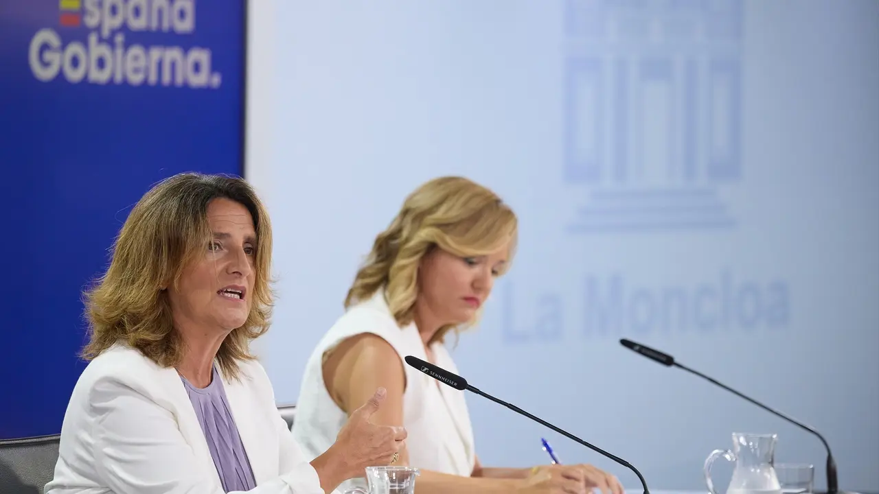 La vicepresidenta Teresa Ribera y la portavoz Pilar Alegr&iacute;a en La Moncloa &mdash; Jes&uacute;s Hell&iacute;n / Europa Press