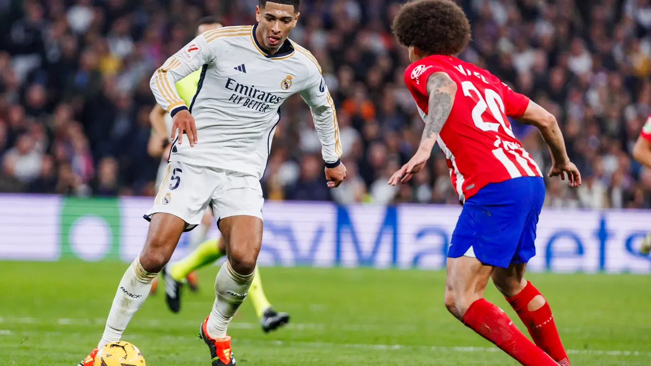 Estadio Santiago Bernab&eacute;u Jude Bellingham of Real Madrid (L) plays against Axel Witsel of Atletico de Madrid (R) during the LaLiga EA Sports match between Real Madrid and Atletico de Madrid in Stadium Santiago Bernabeu on January 4, 2024 in Bilbao, Spain. (Photo by Maria de Gracia Jim&eacute;nez)  (Maria de Gracia Jim&eacute;nez / SPP)