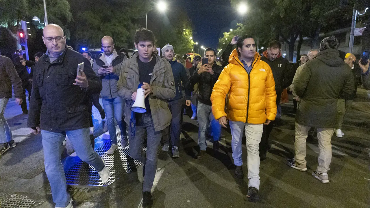 EuropaPress_5561194_decenas_personas_contra_amnistia_dirigen_sede_psoe_calle_ferraz_noviembre