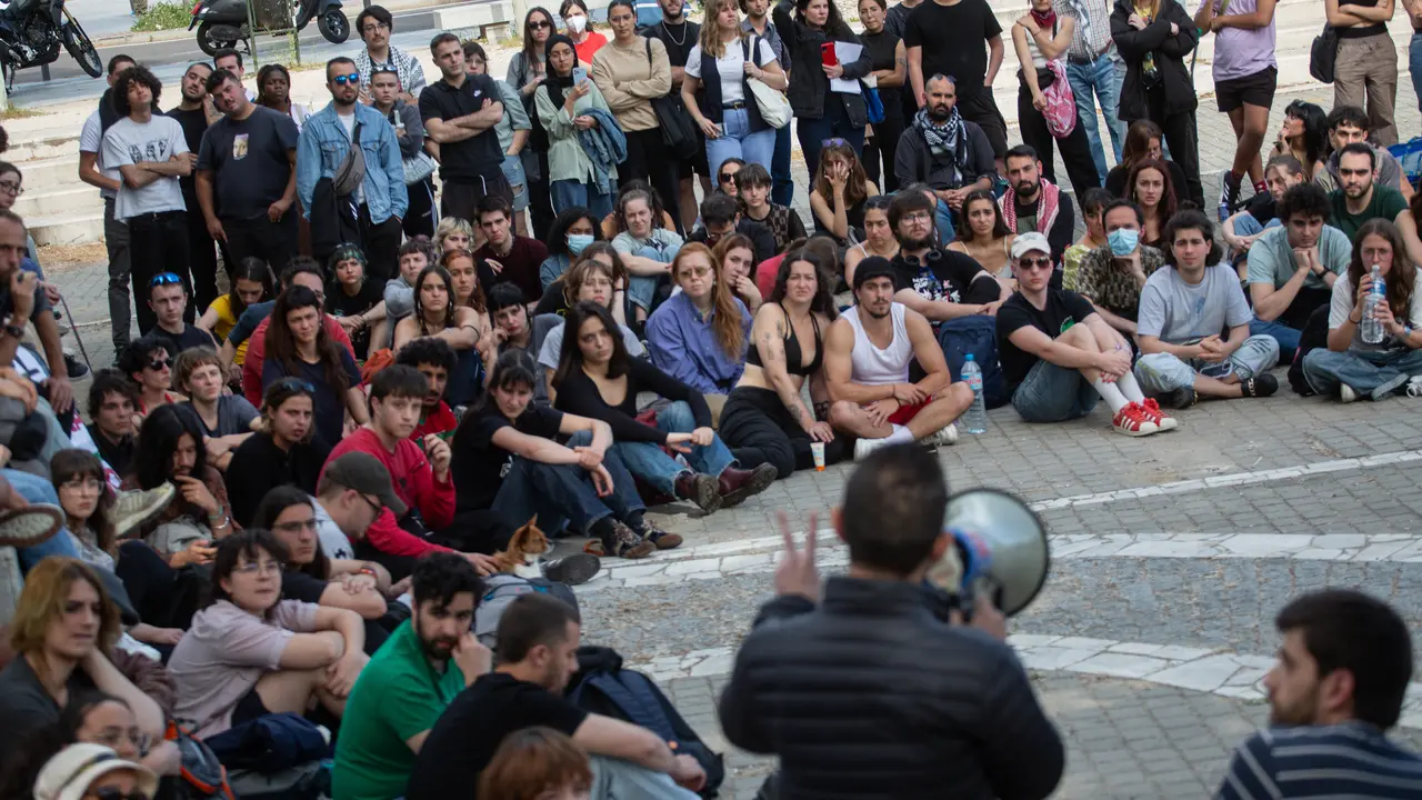 Estudiantes reunidos en asamblea contra el genocidio en Gaza &mdash; Fer Capdepon Arroyo / Zuma Press / ContactoPhoto