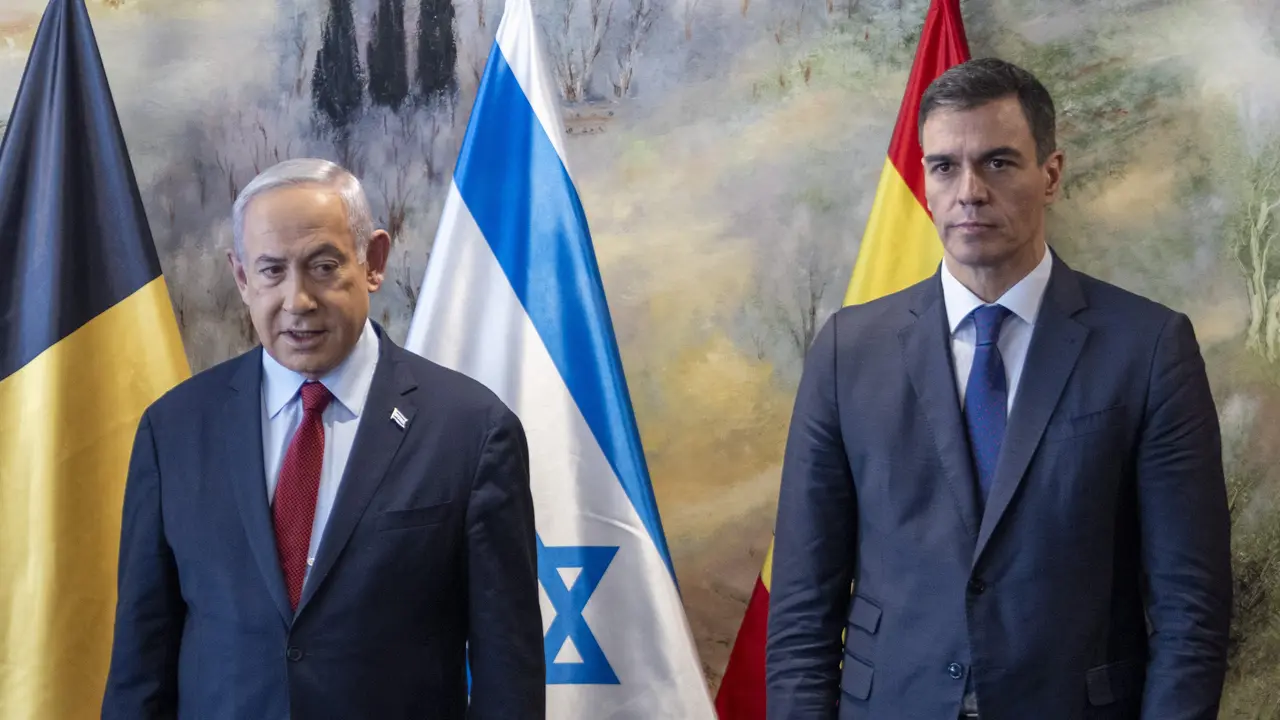 (Foto de ARCHIVO)
(I-D) El primer ministro belga, Alexander de Croo; el primer ministro del Estado de Israel, Benjamin Netanyahu, y el presidente del Gobierno, Pedro S&aacute;nchez, durante un encuentro en La Kn&eacute;set, a 23 de noviembre de 2023, en Jerusal&eacute;n (Israel). El presidente del Gobierno y el primer ministro belga han viajado juntos con el fin de mostrar un frente europeo unido e intentar aportar ideas y soluciones de cara a la paz en Oriente Pr&oacute;ximo. El viaje se produce despu&eacute;s de que Israel y Ham&aacute;s hayan acordado una "pausa humanitaria" de cuatro d&iacute;as durante la que el Movimiento de Resistencia Isl&aacute;mica liberar&aacute; a 50 de los rehenes que tiene en su poder --mujeres y ni&ntilde;os-- e Israel proceder&aacute; a la liberaci&oacute;n de 150 prisioneros palestinos, tambi&eacute;n mujeres y menores. El acuerdo ha sido posible gracias a la mediaci&oacute;n de Qatar, Egipto y Estados Unidos.

Belga / Europa Press
23 NOVIEMBRE 2023;PRESIDENTE DEL GOBIERNO;S&Aacute;NCHEZ;VIAJE ISRAEL Y PALESTINA
23/11/2023