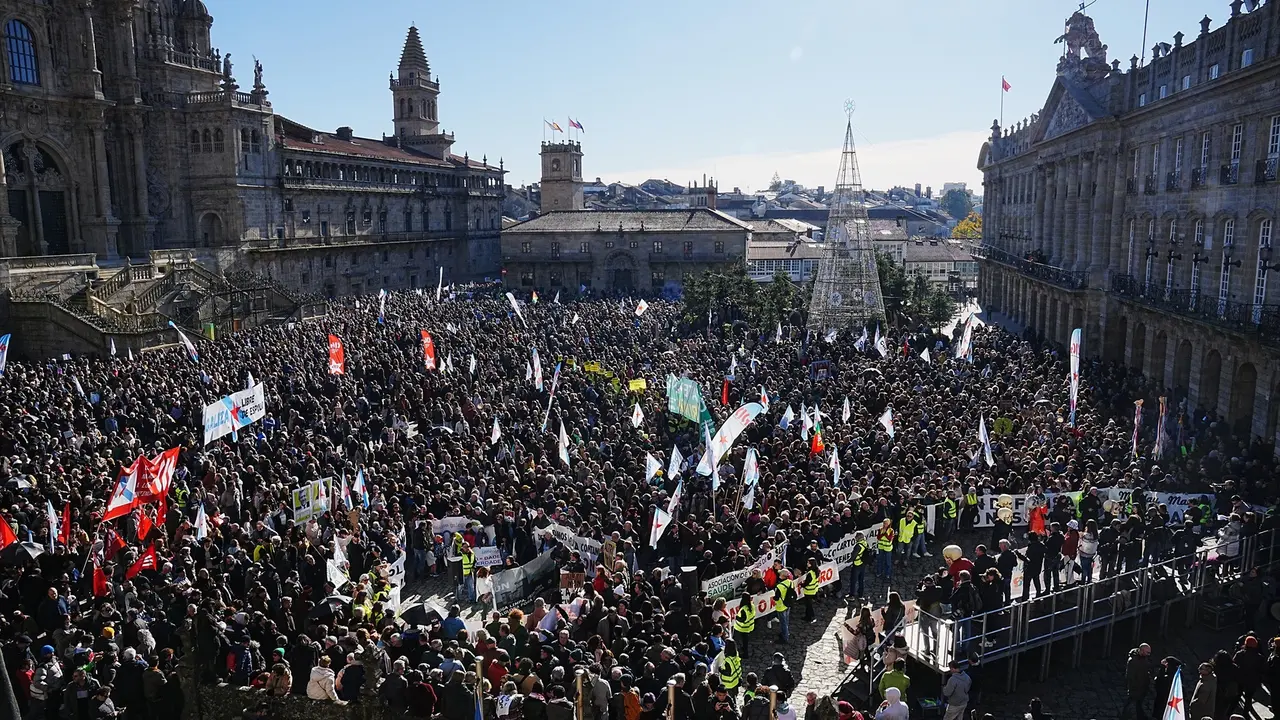 Miles de personas durante una nueva protesta contra la empresa de celulosa Altri, a 15 de diciembre de 2024, en Santiago de Compostela &mdash;
&Aacute;lvaro Ballesteros / Europa Press