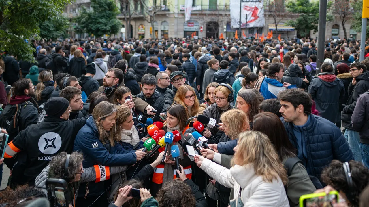 La activista del Sindicato de Inquilinos de Catalu&ntilde;a Carme Arcarazo ofrece declaraciones a los medios &mdash; Lorena Sop&ecirc;na / Europa Press