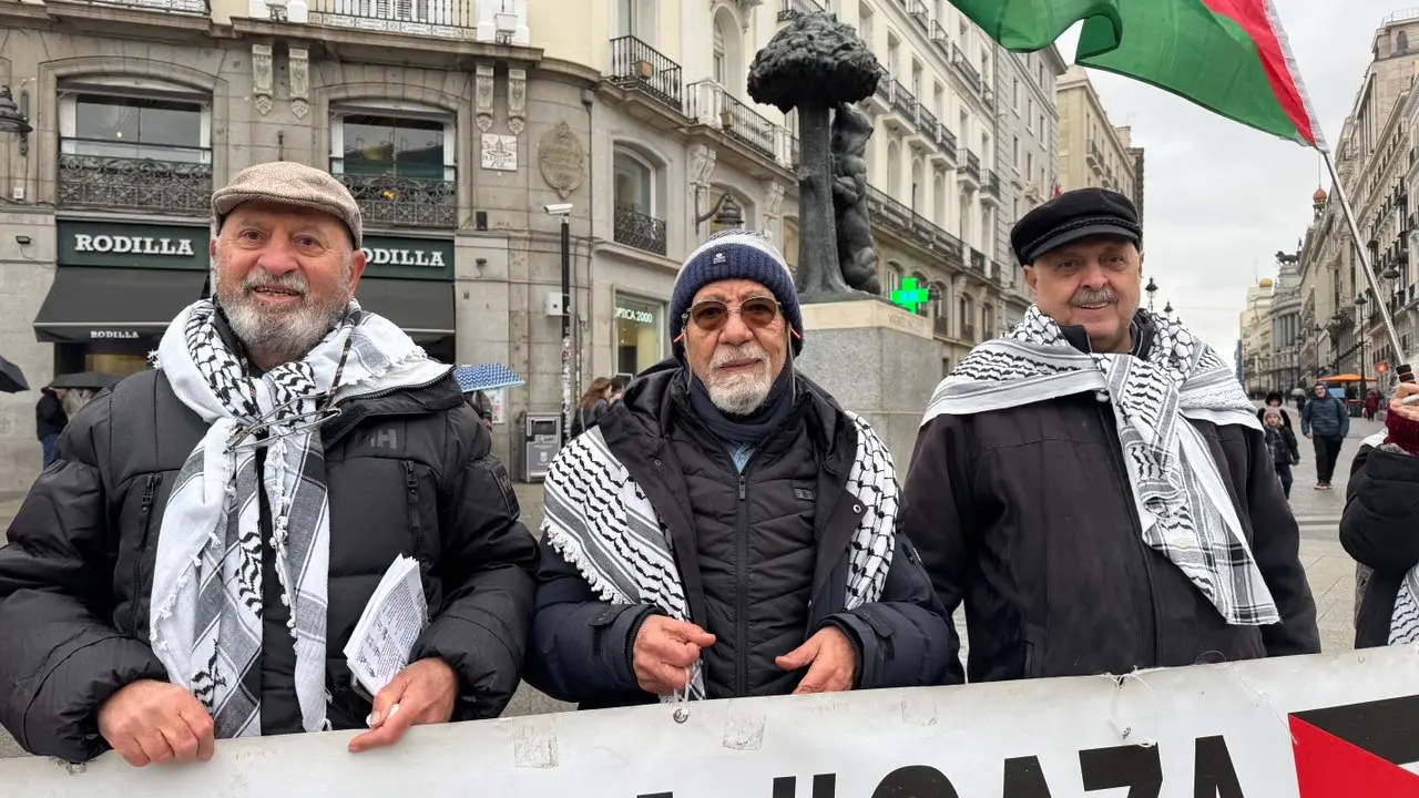 Ziad, Salah y Rashad en la concentraci&oacute;n de los mi&eacute;rcoles en Sol