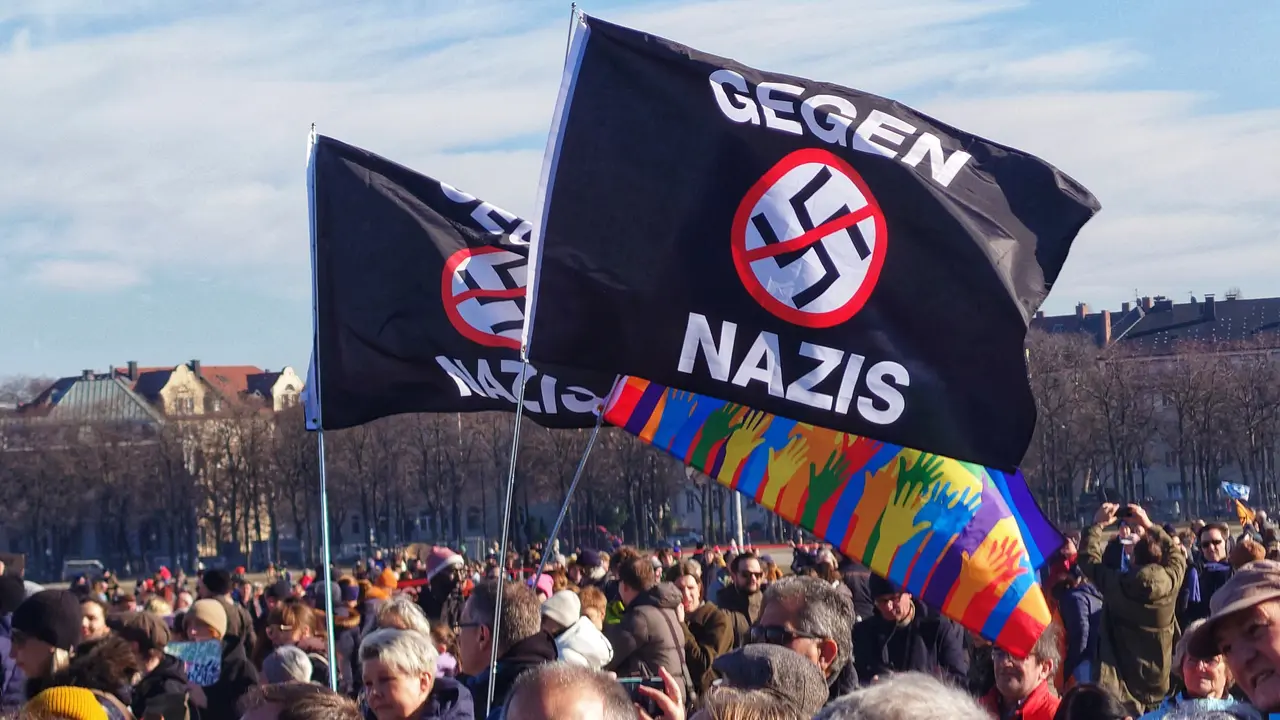 
<p>   M&Uacute;NICH, 8 (DPA/EP)</p>
<p>   M&aacute;s de 200.000 personas, seg&uacute;n la Polic&iacute;a, han salido este s&aacute;bado a las calles de M&uacute;nich para protestar contra la deriva antidemocr&aacute;tica en el pa&iacute;s y la formaci&oacute;n ultraderechista Alternativa para Alemania (AfD) despu&eacute;s de que &eacute;sta votara con los conservadores de la Uni&oacute;n Cristiano Dem&oacute;crata (CDU) a favor de una reforma para endurecer las leyes migratorias con el benepl&aacute;cito del l&iacute;der de la CDU y candidato favorito a canciller, Friedrich Merz.</p>
<p>   Bajo un sol radiante, mujeres, hombres y ni&ntilde;os acudieron en masa a la explanada Theresienwiese de M&uacute;nich, escenario habitual de la popular Fiesta de la Cerveza de la capital de Baviera.</p>
<p>   Muchos de los congregados portaban carteles en los que se pod&iacute;a leer "No se puede luchar contra el fascismo con deportaciones", "El racismo y el odio no son una alternativa", "Colorido en lugar de marr&oacute;n" y "Prohibir a la AfD ahora", entre otros mensajes.</p>
<p>   Un orador austriaco advirti&oacute; de condiciones similares a las del pa&iacute;s vecino. All&iacute;, el ultraderechista Partido de la Libertad de Austria (FP&Ouml;) y el conservador Partido Popular (&Ouml;VP) negocian una coalici&oacute;n para formar gobierno.</p>
<p>   La manifestaci&oacute;n en favor de la diversidad, la dignidad humana, la cohesi&oacute;n y la democracia cont&oacute; con el apoyo de sectores muy diversos de la sociedad, desde el Festival de Cine de M&uacute;nich hasta organizaciones eclesi&aacute;sticas y ben&eacute;ficas, pasando por los clubes de f&uacute;tbol muniqueses Bayern y 1860.</p>
<p>   Sin embargo, el l&iacute;der en M&uacute;nich del partido conservador b&aacute;varo, la Uni&oacute;n Social Cristiana (CSU), el ministro regional de Justicia, Georg Eisenreich, se ha mantenido expl&iacute;citamente al margen tras indicar, antes del acto, que era de esperar que se buscara crear un clima cr&iacute;tico a la pol&iacute;tica de asilo e inmigraci&oacute;n de la coalici&oacute;n conservadora CDU/CSU.</p>
<p>    Con todo, y tras las controvertidas votaciones del Bundestag (Parlamento alem&aacute;n) sobre pol&iacute;tica migratoria, los l&iacute;deres de la alianza conservadora CDU/CSU han rechazado de nuevo cualquier tipo de cooperaci&oacute;n con la ultraderechista AfD. El l&iacute;der de la CSU y primer ministro de Baviera, Markus Soeder, se ha mostrado claro al respecto. "No, no y no: no habr&aacute; cooperaci&oacute;n", ha manifestado durante una conferencia del partido b&aacute;varo CSU en N&uacute;remberg. </p>
      