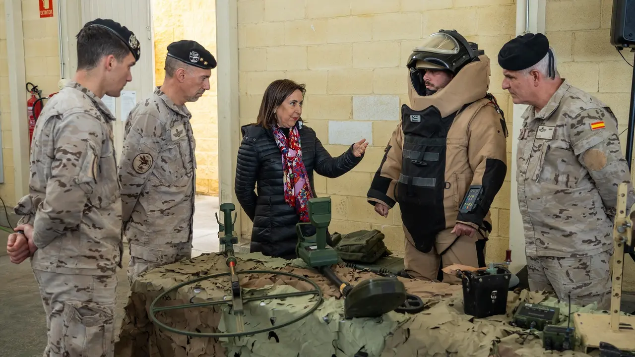 Margarita Robles durante la visita a la Base A&eacute;rea de Mor&oacute;n &mdash; Francisco J. Olmo / Europa Press