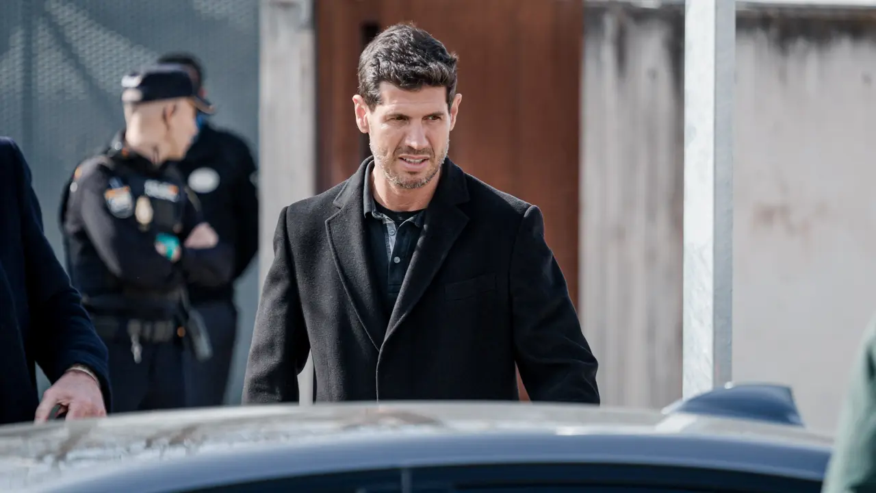 El exdirector deportivo de la selecci&oacute;n masculina Albert Luque tras declarar en el juicio contra Rubiales &mdash; Carlos Luj&aacute;n / Europa Press
