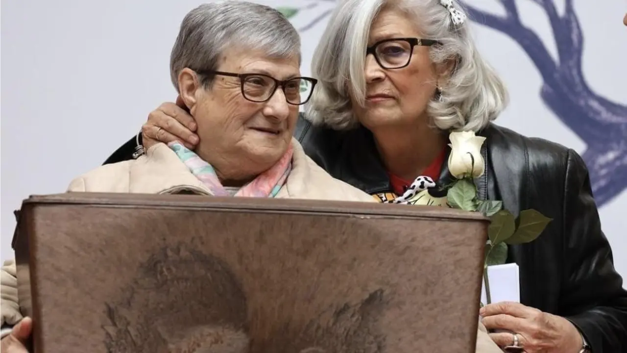 Pilar Gimeno y su prima Milagros Gil recogiendo los restos de su t&iacute;o Felipe Gil