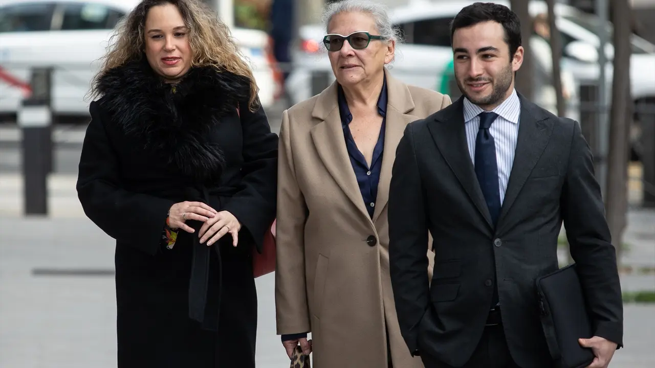 La empresaria Carmen Pano(d), y su hija, Leonor Gonz&aacute;lez Pano(i), a su llegada a la Audiencia Nacional - Alejandro Mart&iacute;nez V&eacute;lez / Europa Press