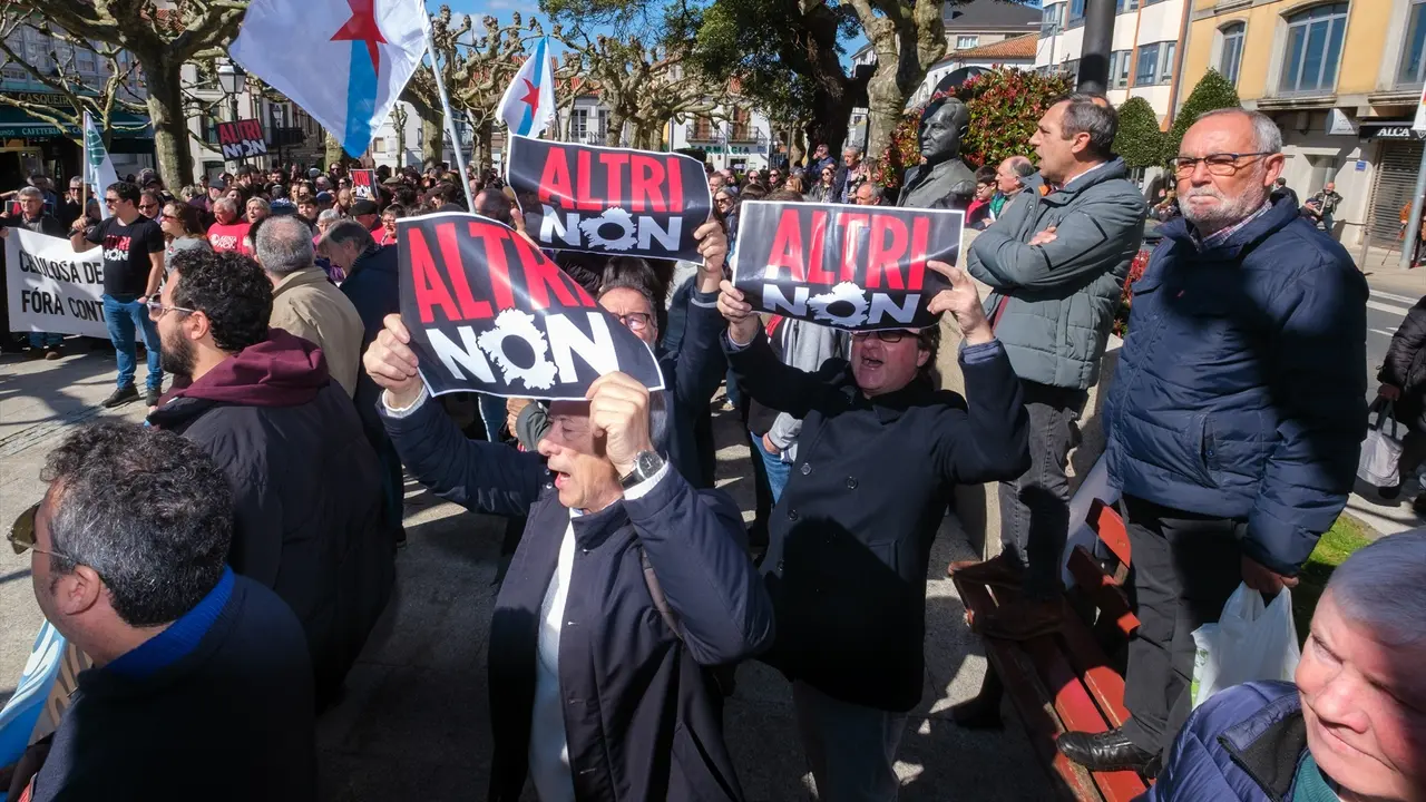 Varias personas durante una concentraci&oacute;n contra Altri, en Arz&uacute;a - C&eacute;sar Arxina / Europa Press