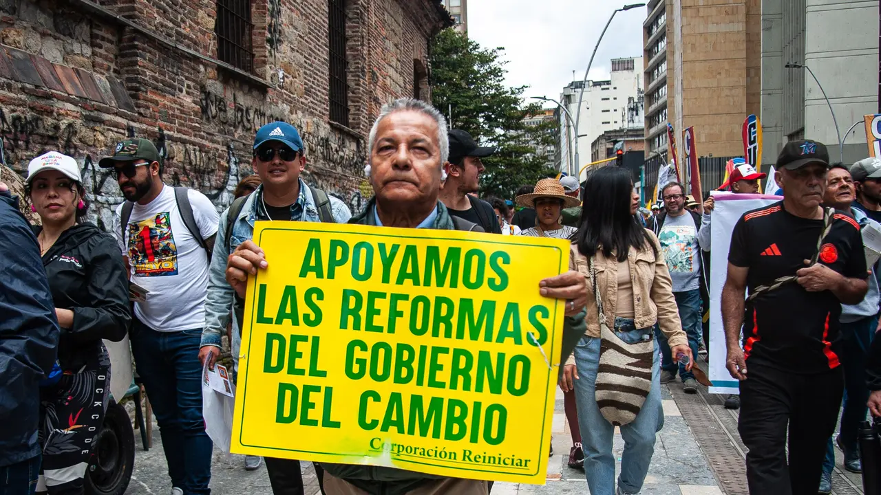 Manifestantes sostienen carteles y pancartas en apoyo a las diferentes reformas propuestas por el presidente Gustavo Petro en Bogot&aacute;, Colombia, el 18 de marzo de 2025.
Mapu H / Zuma Press / ContactoPhoto