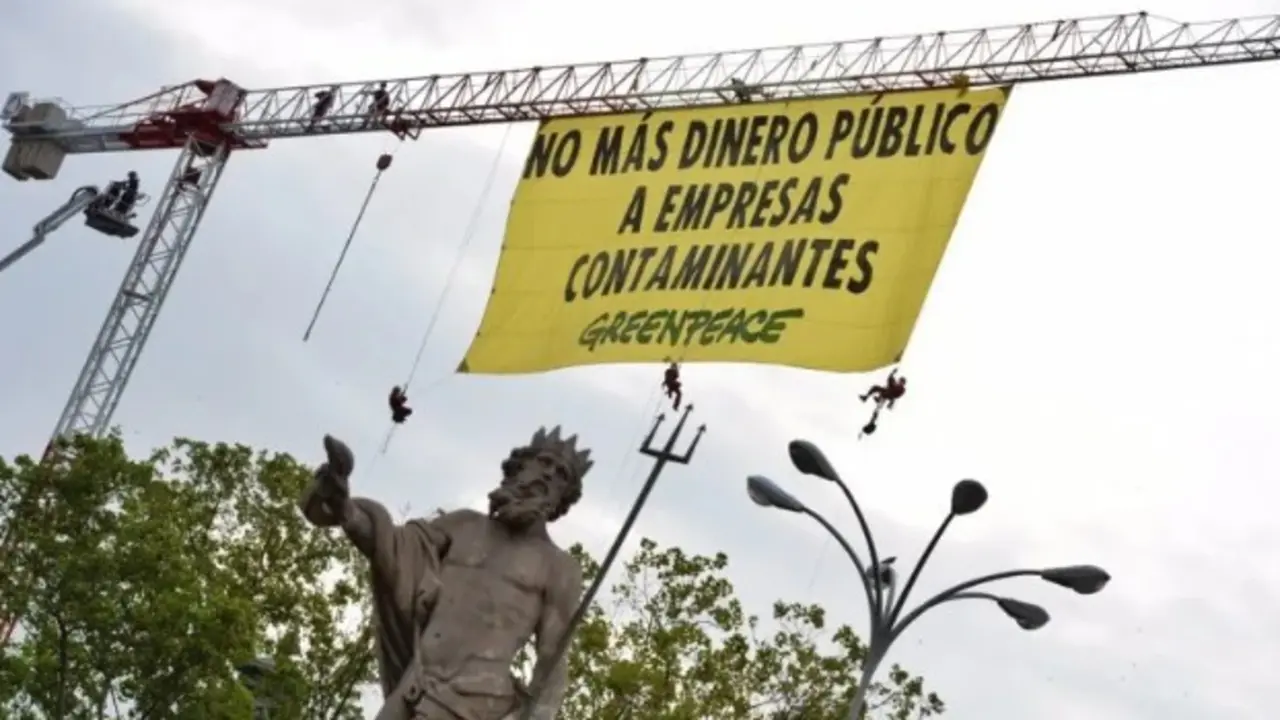 Pancarta de Greenpeace desplegada en la fuente de Neptuno en Madrid &mdash; Greenpeace