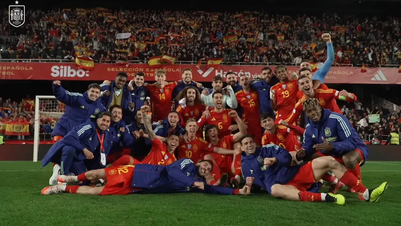 La Selecci&oacute;n Espa&ntilde;ola de F&uacute;tbol celebrando su clasificaci&oacute;n en la Final Four de la Nation League &mdash; YouTube