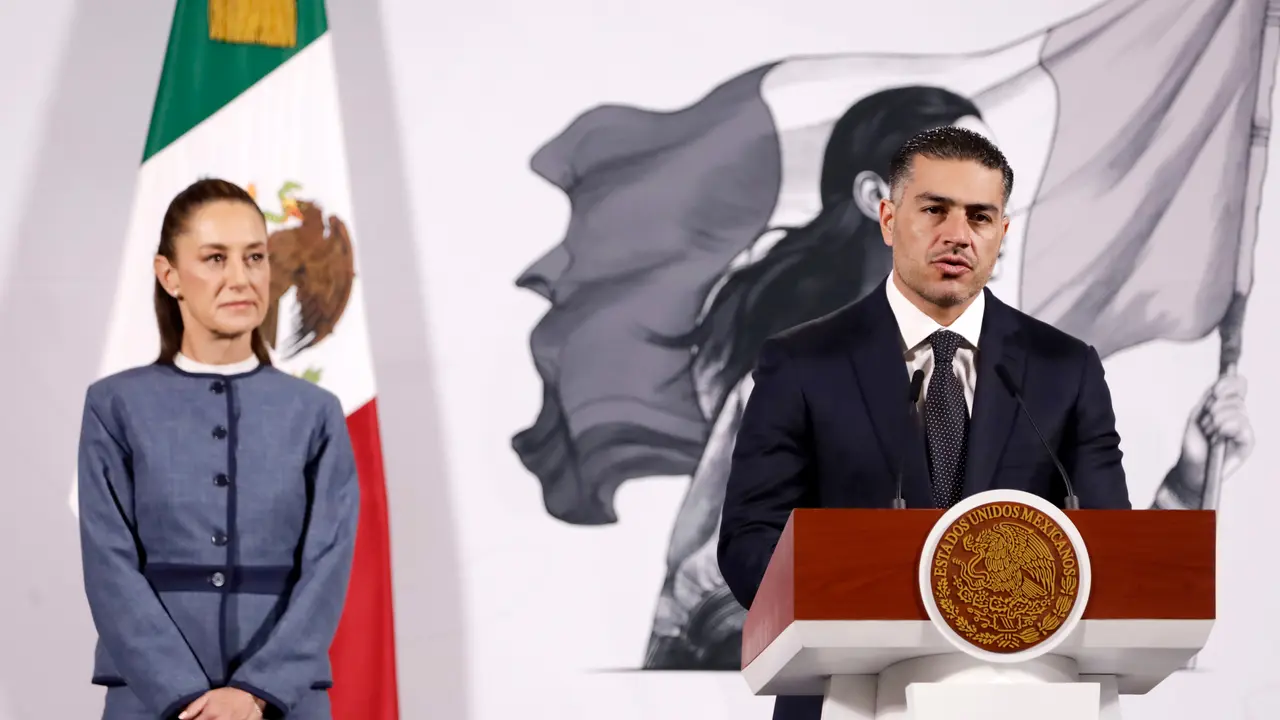 La presidenta de M&eacute;xico, Claudia Sheinbaum Parda, se ve detr&aacute;s mientras el secretario de Seguridad y Protecci&oacute;n Ciudadana, Omar Garc&iacute;a Harfuch, habla durante el informe quincenal del Gabinete de Seguridad en una conferencia de prensa en el Palacio Nacional. el 25 de marzo de 2025 en la Ciudad de M&eacute;xico, M&eacute;xico.
Luis Barron / Zuma Press / ContactoPhoto