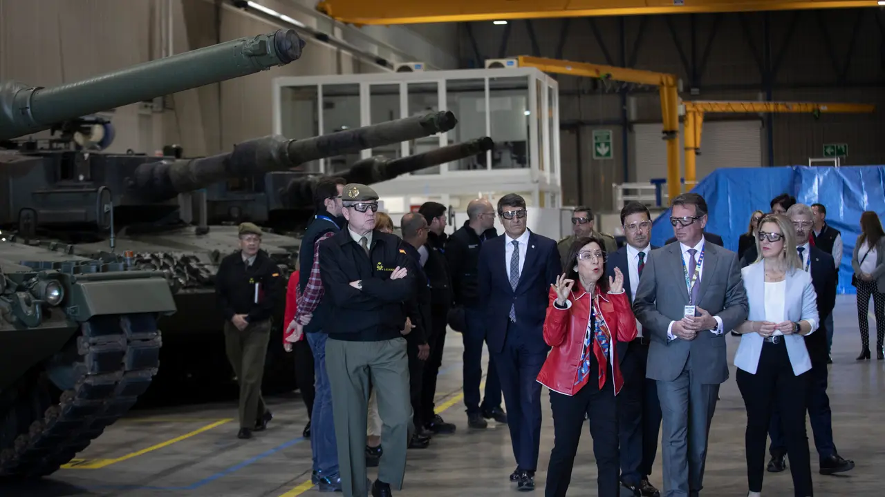 La ministra de Defensa, Margarita Robles (c) durante su visita a los tanques Leopard en la planta de Santa B&aacute;rbara Sistemas &mdash;  Mar&iacute;a Jos&eacute; L&oacute;pez / Europa Press