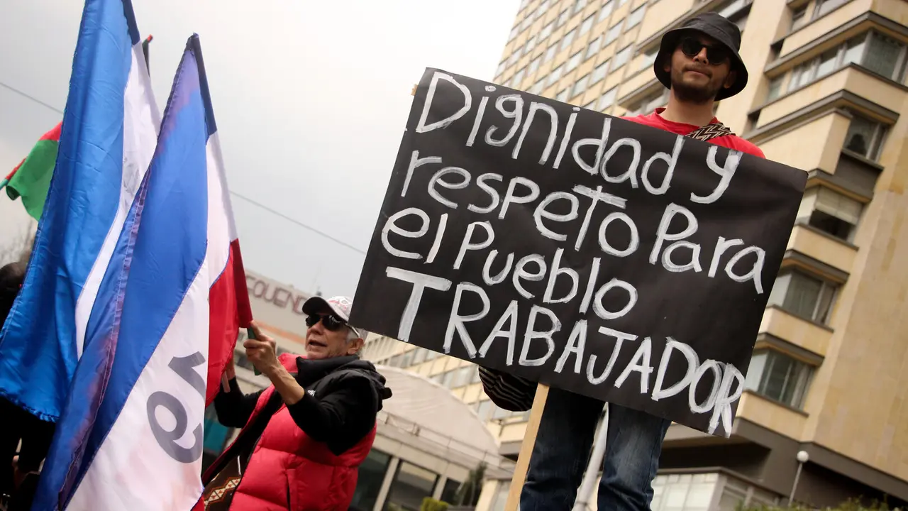18 de marzo de 2025, Bogot&aacute;, Colombia: Manifestantes sostienen carteles y pancartas en apoyo a las diferentes reformas propuestas por el presidente Gustavo Petro. Jorge Londono / Zuma Press / ContactoPhoto