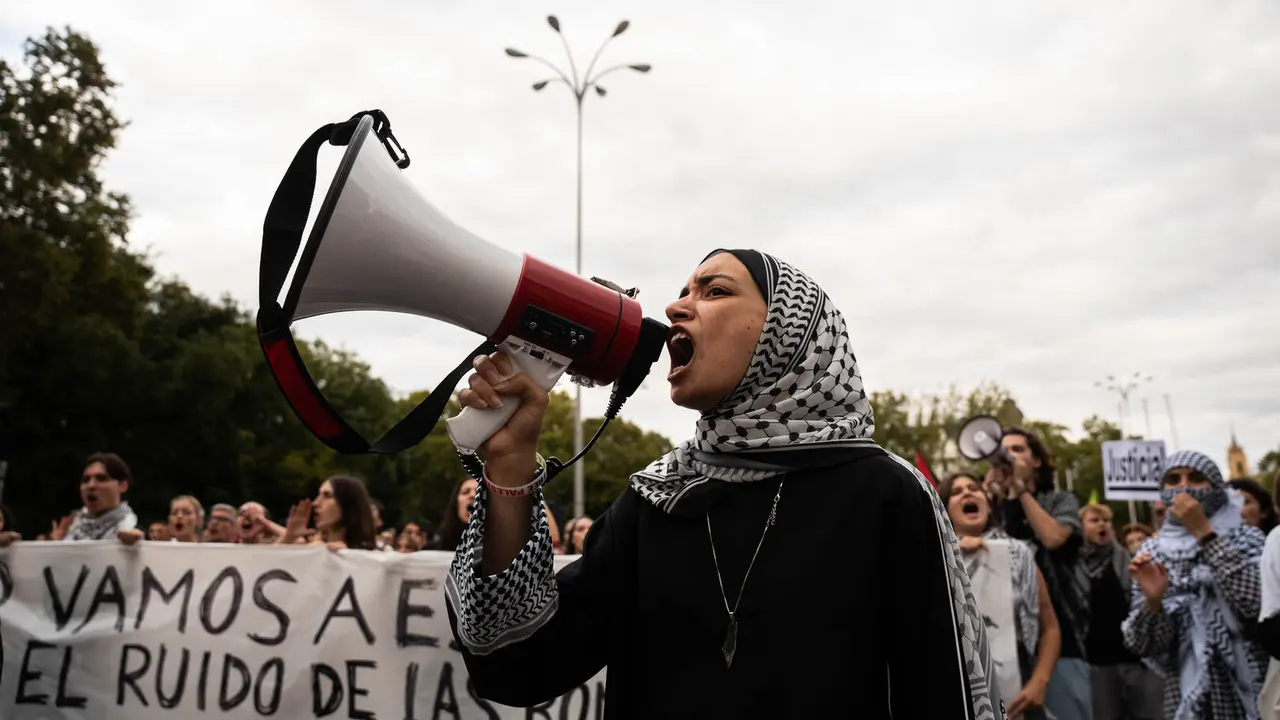 Una mujer con un altavoz en una manifestaci&oacute;n en apoyo a Palestina, 5 de cotubre de 2024, Madrid &mdash; Matias Chiofalo / Europa Press