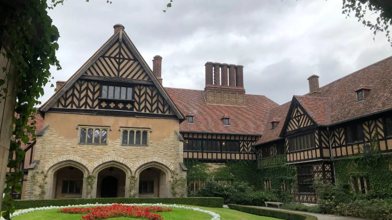 El patio interior del Palacio de Cecilienhof con una estrella roja formada por flores rojas similar al emblema sovi&eacute;tico - Carmela Negrete