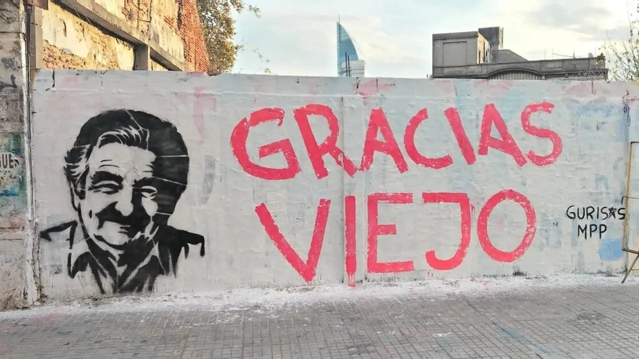 14 de mayo de 2025. Montevideo, Uruguay. Pintadas en las calles de la capital uruguaya en homenaje a Jos&eacute; "Pepe" Mujica, tras la noticia de su muerte. Foto: Bruno Scelzo