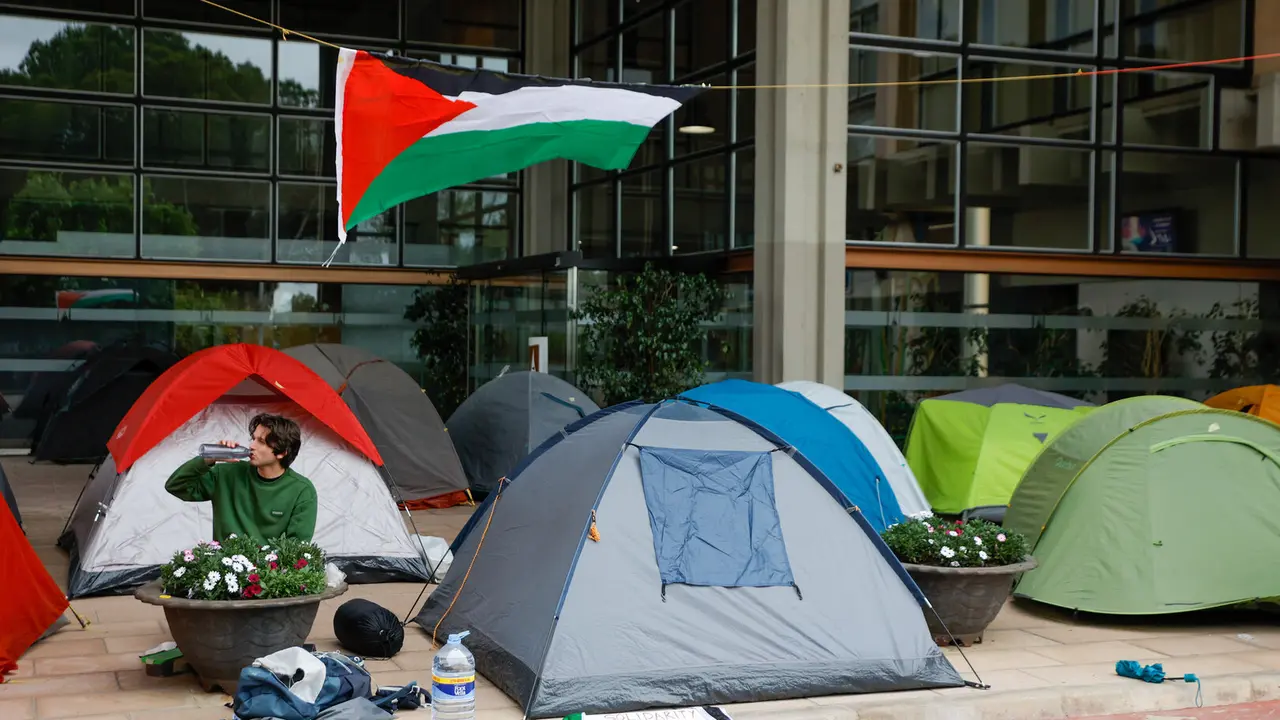 Un grupo de personas montan tiendas de campa&ntilde;a al inicio de esta segunda Acampada por Palestina en la UAB - Kike Rinc&oacute;n / Europa Press