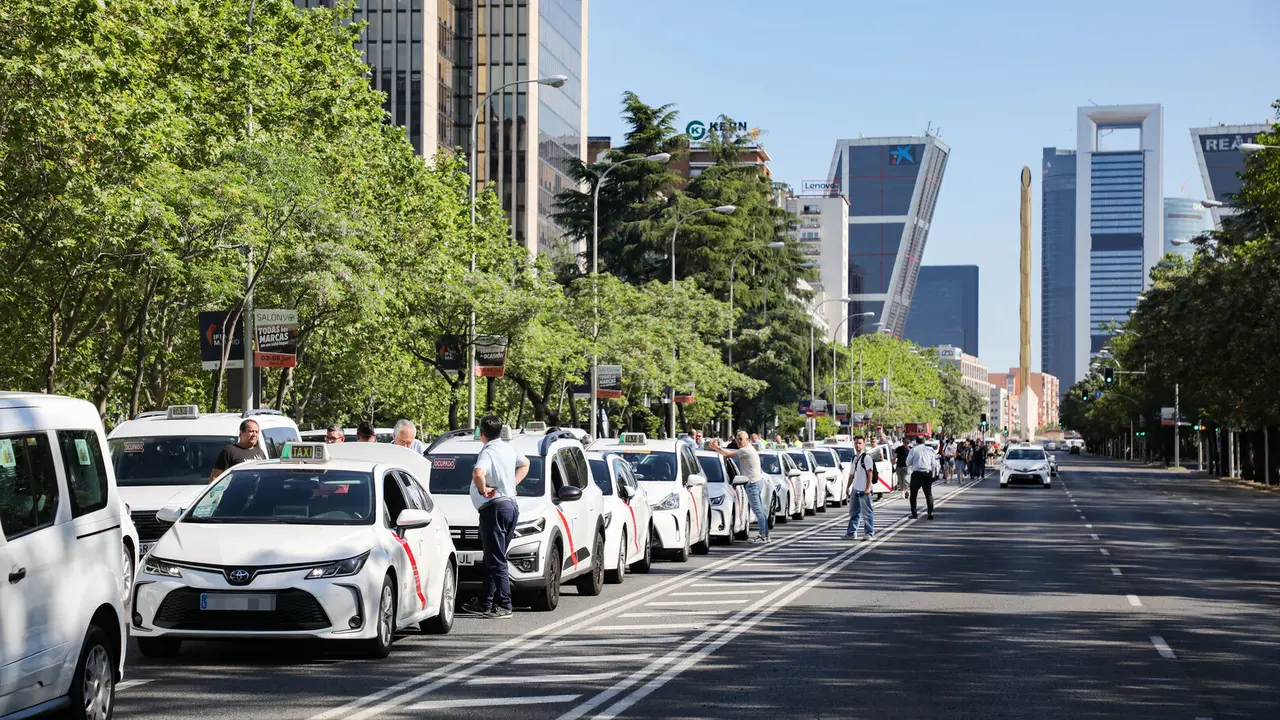 Taxis parados en el Paseo de la Castellana, durante una marcha de taxis en el Paseo de la Castellana, el 28 de mayo de 2025 - Rafael Bastante / Europa Press / ContactoPhoto