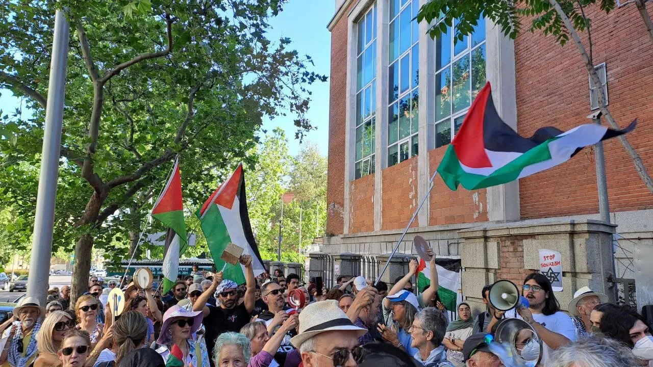 Cacerolada en apoyo a Palestina frente a la embajada de Israel en Madrid