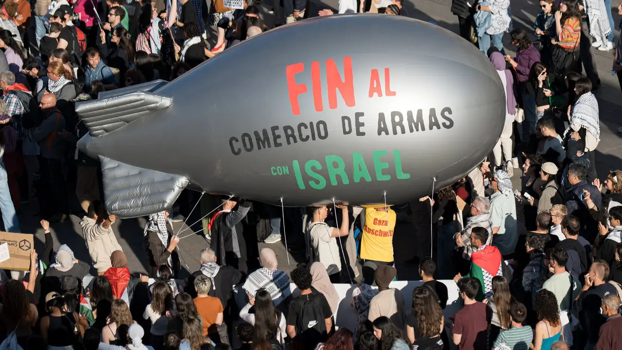 Miles de personas durante la quinta movilizaci&oacute;n estatal en apoyo a Palestina, en la Puerta del Sol - Diego Radam&eacute;s / Europa Press / ContactoPhoto