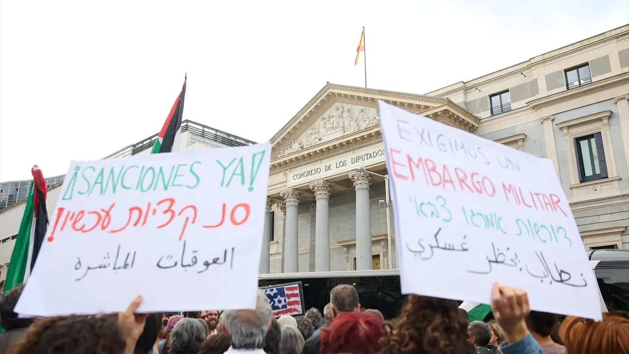 Concentraci&oacute;n de #StopArmasConIsrael y la Red Solidaria contra la Ocupaci&oacute;n de Palestina frente al Congreso de los Diputados - Jes&uacute;s Hell&iacute;n / Europa Press