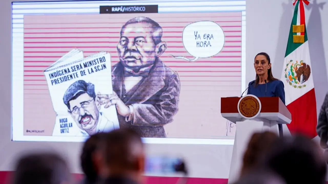 CIUDAD DE M&Eacute;XICO, 03JUNIO2025.- Claudia Sheinbaum Pardo, presidenta de M&eacute;xico, muestra la caricatura pol&iacute;tica del minero Rap&eacute; con motivo de la posible llegada a la presidencia de la Suprema Corte de Justicia de la Naci&oacute;n de Hugo Aguilar Ortiz, abogado de origen mixteco, durante conferencia de prensa &ldquo;Ma&ntilde;anera del Pueblo&rdquo; desde Palacio Nacional. FOTO: GALO CA&Ntilde;AS/CUARTOSCURO.COM