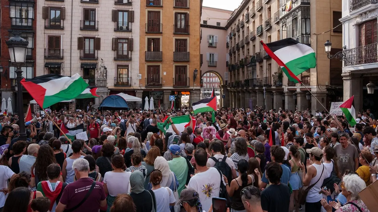 Decenas de personas durante una concentraci&oacute;n para exigir la liberaci&oacute;n de los activistas de la &lsquo;Flotilla de la Libertad&rsquo; - Matias Chiofalo / Europa Press